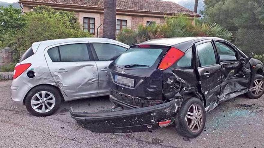 Coches destrozados tras la colisión del autobús.