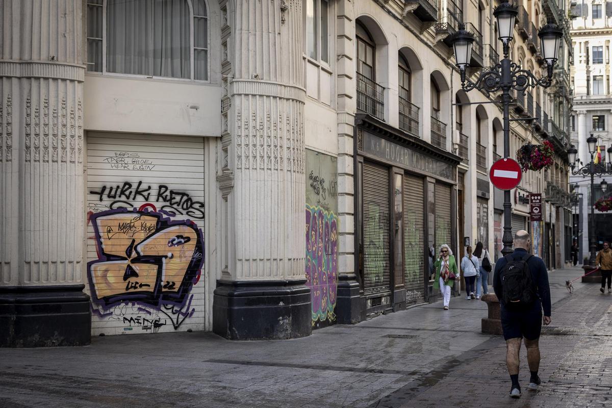 Puerta cerrada del antiguo local neoclásico de la pastelería Tupinamba.