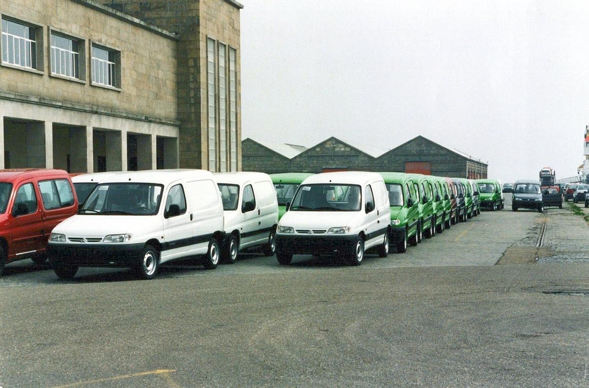 Barrias furgonetas Citroën Berlingo y Peugeot Partner en la Estación Marítima de Vigo antes de embarcar