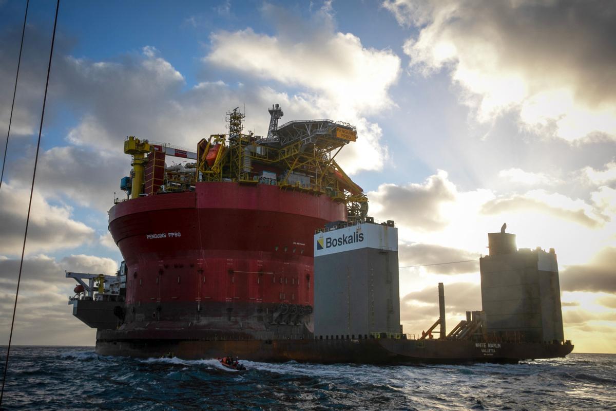 Ecologistas de Greenpeace colocaron una pancarta en una acción en una plataforma de Shell, en el Mar del Norte, para expandir un yacimiento de petróleo y gas existente, frente a la costa de Cherburgo, en el noroeste de Francia