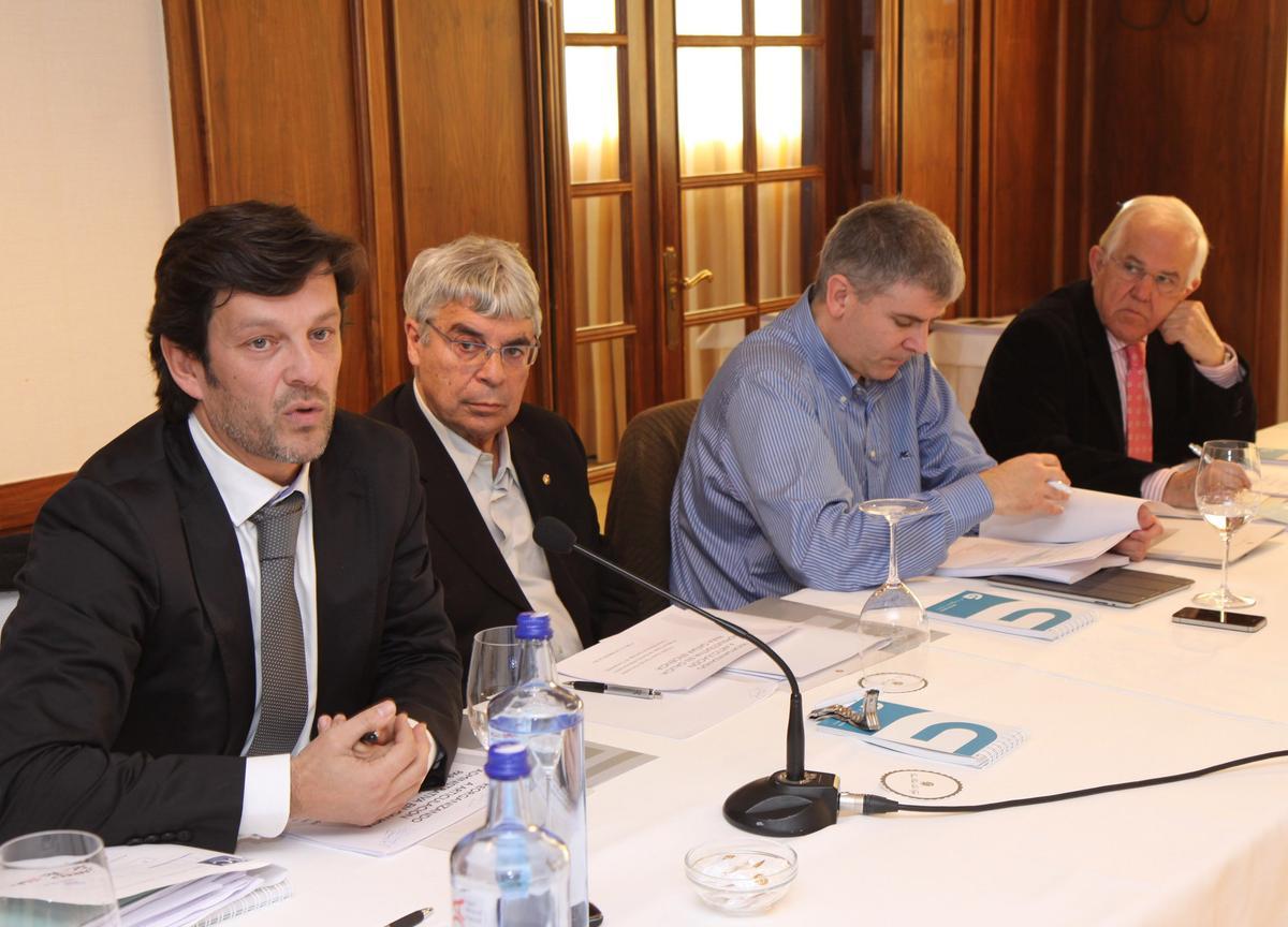 Álvarez Corbacho (2º izq.) en el Foro da Economía Galega celebrado en A Toxa en 2012.