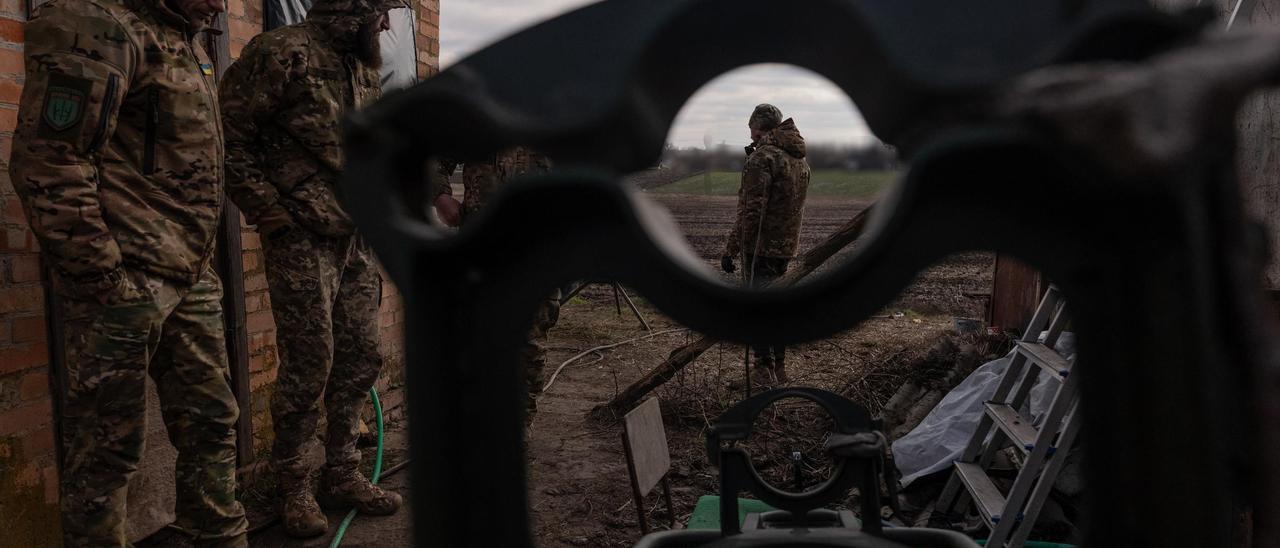 Miembros del Tercer Batallán del Ejército de Voluntarios de Ucrania en su posición en el frente de Zaporiyia.