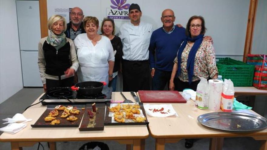 La asociación Joyamar promueve un práctico curso de cocina
