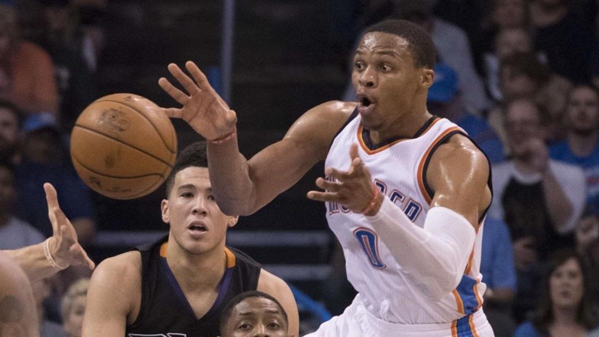 Russell Westbrook pasa el balón durante el partido de los Thunder contra los Suns.