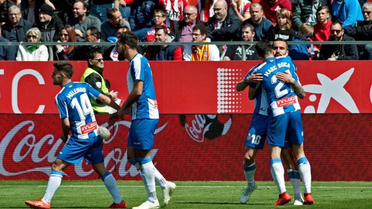 Los jugadores pericos celebrando durante la victoria en Montilivi