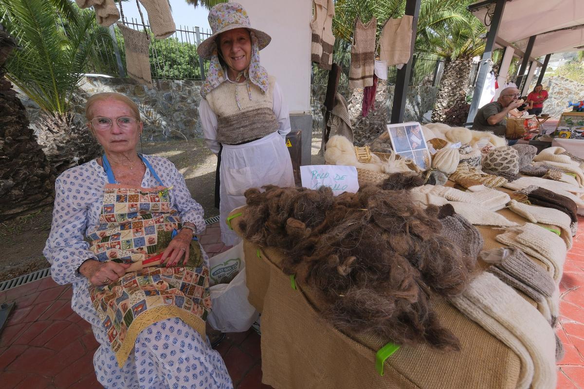 Muestra de artesanía Tasate con motivo de las Fiestas de San Lorenzo. En la imagen, Pilar Pardo (izd) y Virginia González (dcha), hilandera.