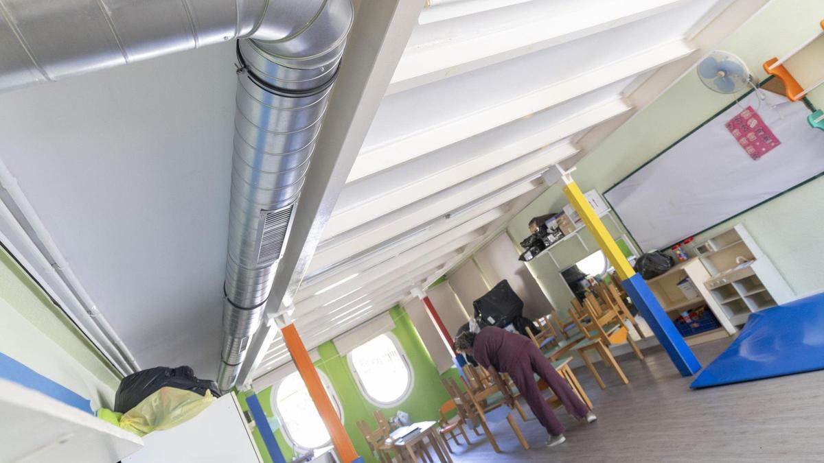 Dispensador de la climatización instalado en una de las escuelas infantiles de Elche este verano