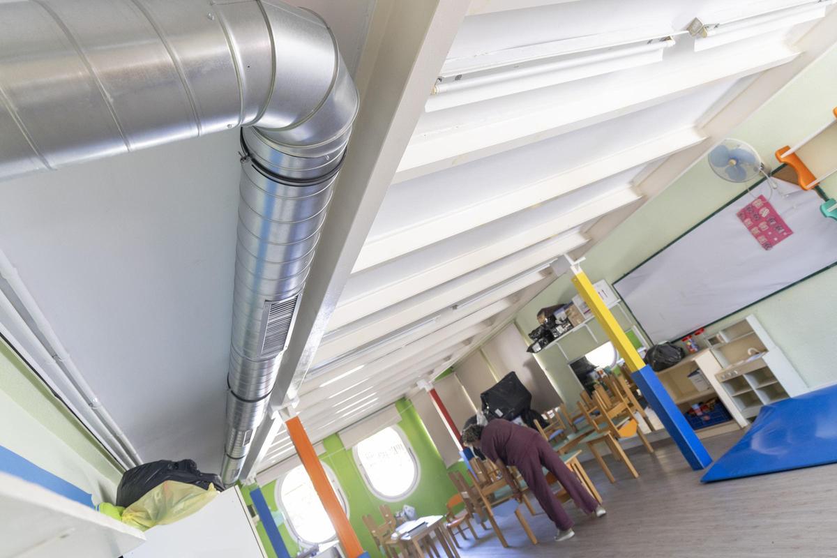 Dispensador de la climatización instalado en una de las escuelas infantiles de Elche este verano