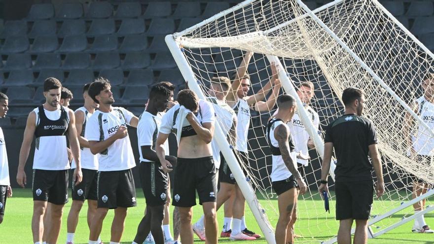 Gallery | CD Castellón trains on the improved grass of SkyFi Castalia
