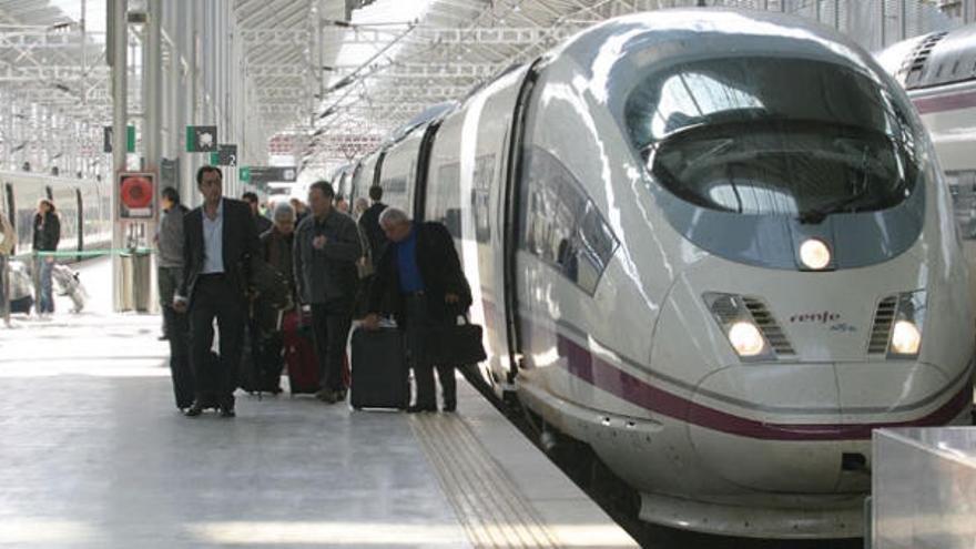 Llegada de un tren procedente de Barcelona.