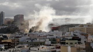 Un incendio en una casa deja una importante columna de humo sobre Las Palmas de Gran Canaria