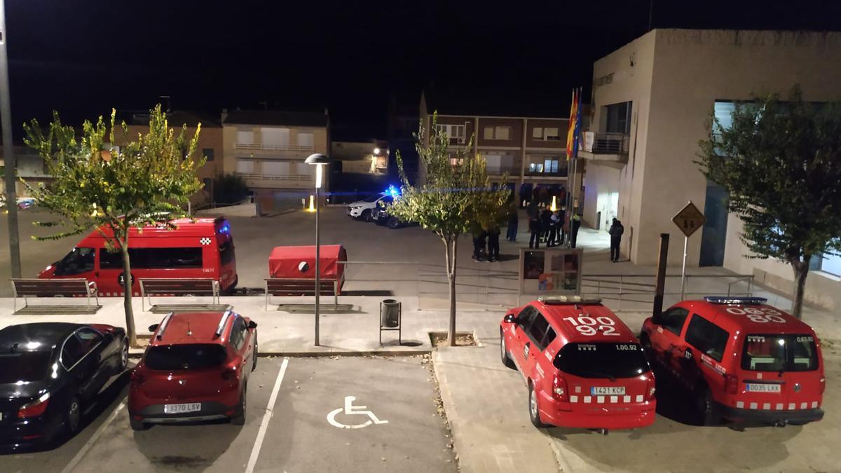 Dotacions de Bombers, Mossos i Policia Local davant de l&#039;Ajuntament del Pont de Vilomara