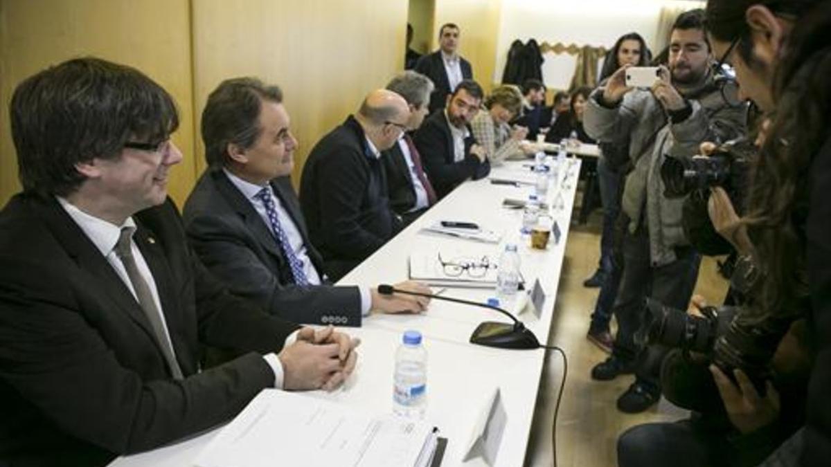 La reunión del Consell Executiu de CDC del 17 de enero, con Puigdemont y Mas en primer término.