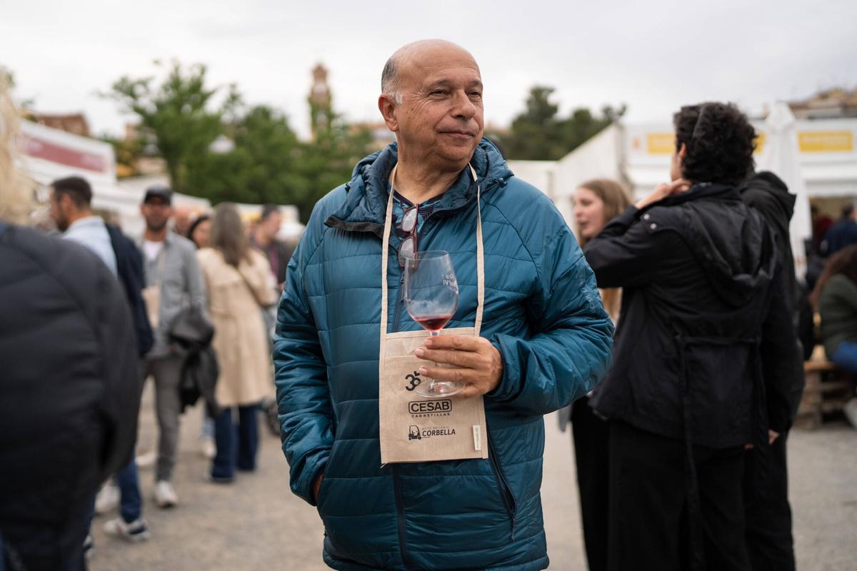 FALSET 02/05/2025 Barcelona. Asistentes degustando vinos en el recinto ferial durante el inicio de la Fira del Vi de Falset, que se alargará con catas en bodegas durante todo el mes de mayo. FOTO de ZOWY VOETEN