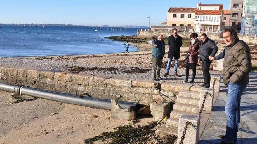 El alcalde y concejales con un técnico de Costas, ayer en A Covacha, en Carril. // FdV