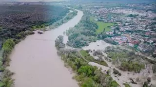 El agua remite en Alcolea tras un día de máximo riesgo con un desalojo