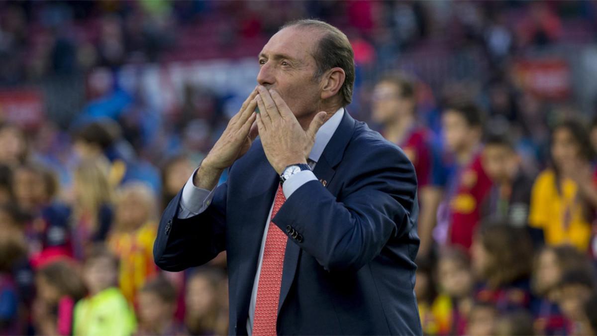 Enrique Castro Quini saluda a la afición del Camp Nou el 23 de abril de 2016 antes de un Barça-Sporting