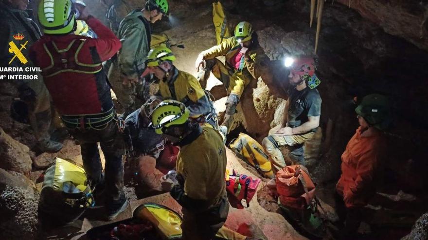 Bomberos y Guardia Civil rescatan a un mujer del interior de una cueva en Gandia