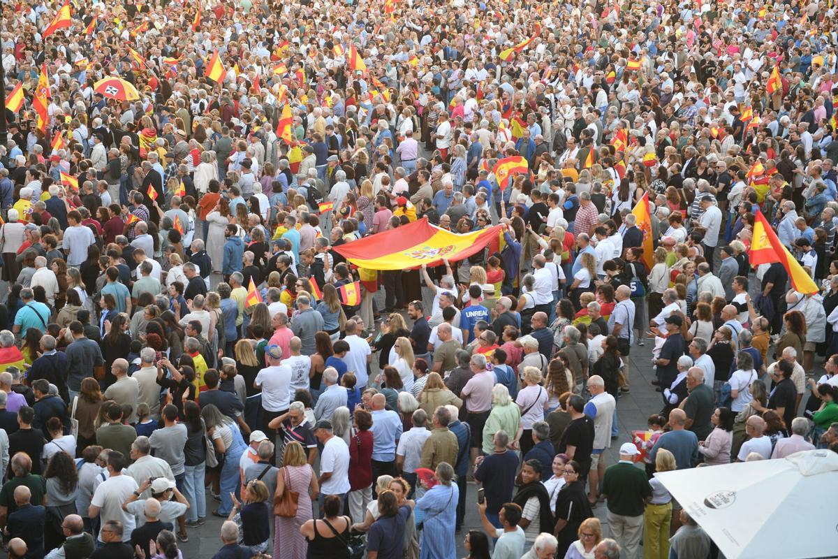 Entre los gritos más repetidos en la tarde de este miércoles estuvieron «Ceuta no se vende, Ceuta se defiende», «Ceuta aguanta, España se levanta» e «Invasores, expulsión».