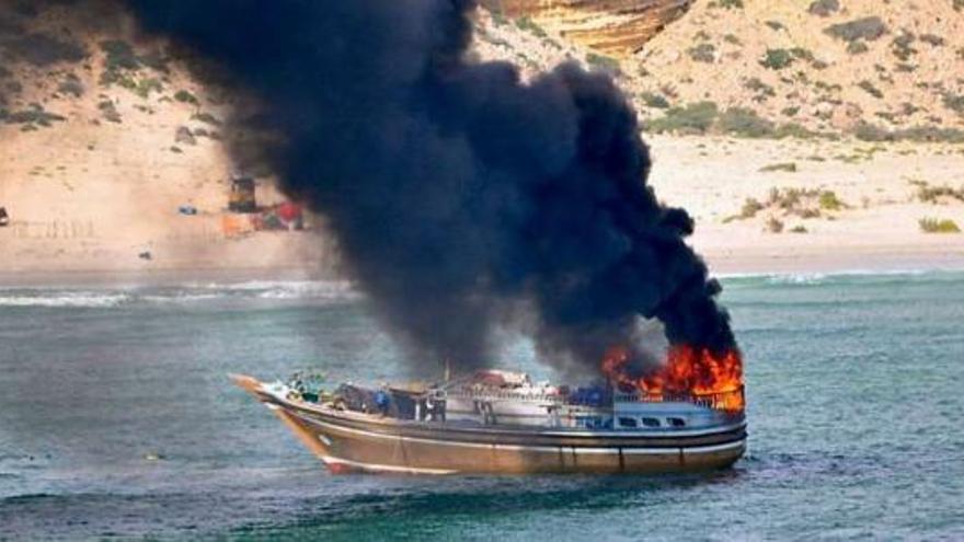 La embarcación pirata en llamas, tras la acción del buque de la OTAN.  // Efe