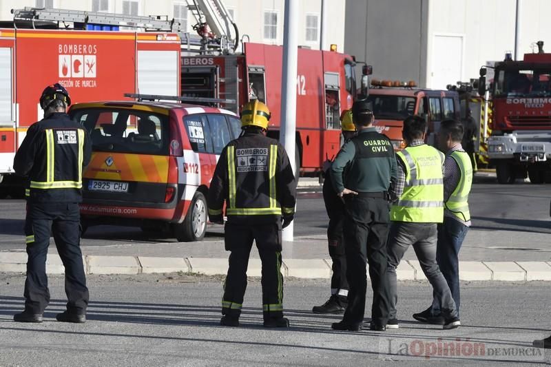 Imponentes llamas devoran una nave en Santomera