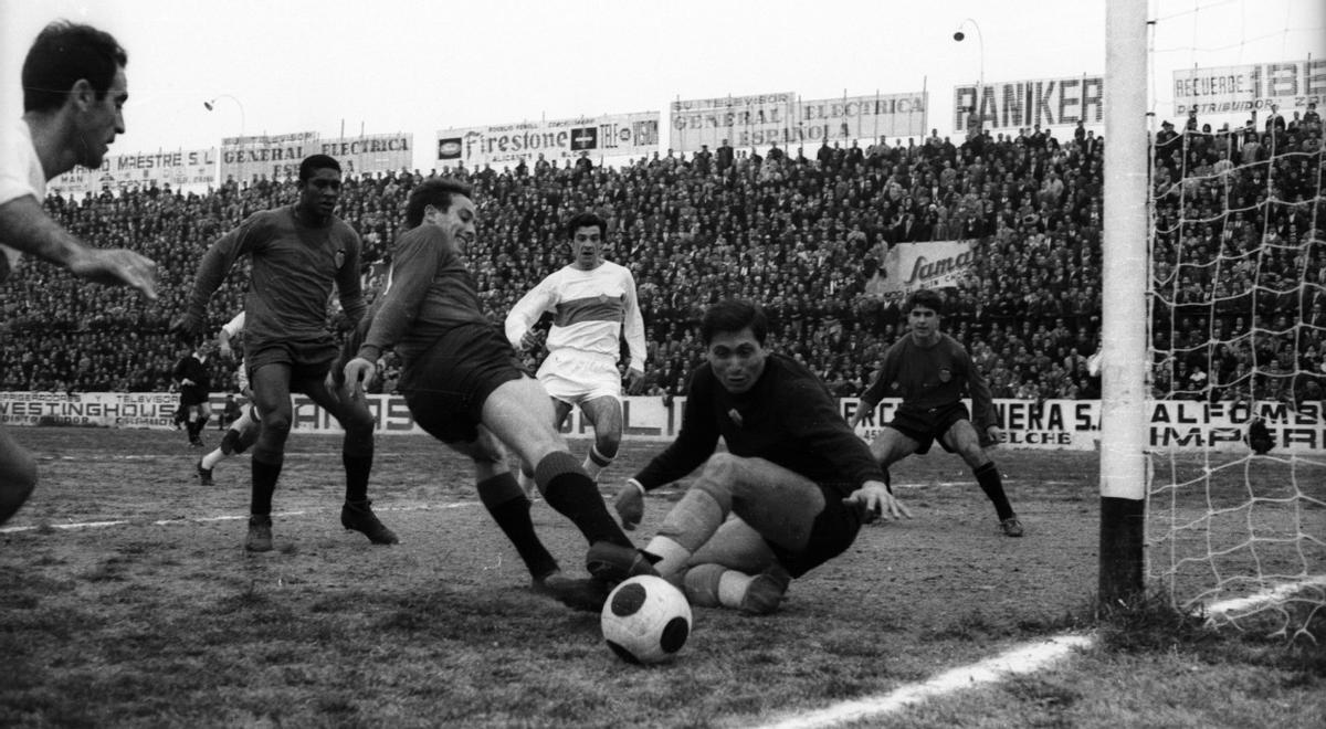 Duelo entre Elche y Valencia disputado en febrero de 1965.