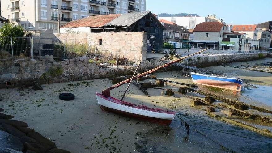 Las carpinterías de ribeira, con la estructura quemada de Casqueiro en primer plano. // G. Núñez