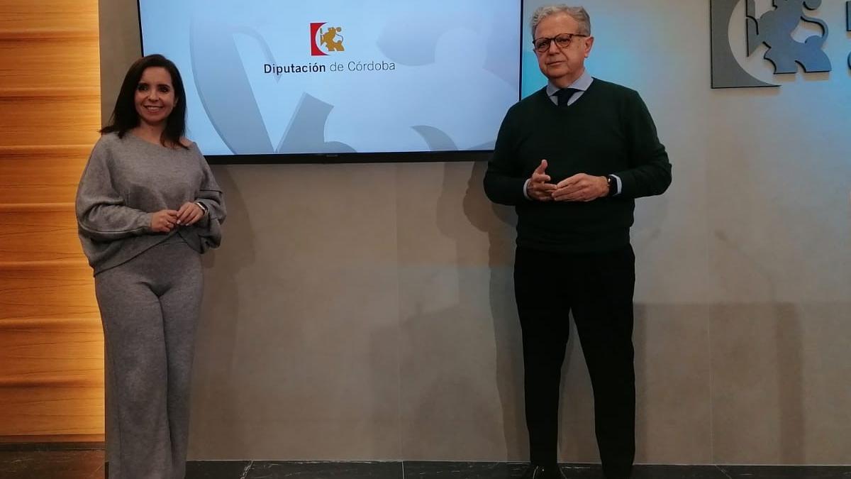 La delegada de Asuntos Sociales y el presidente de la Diputación en la presentación de las ayudas