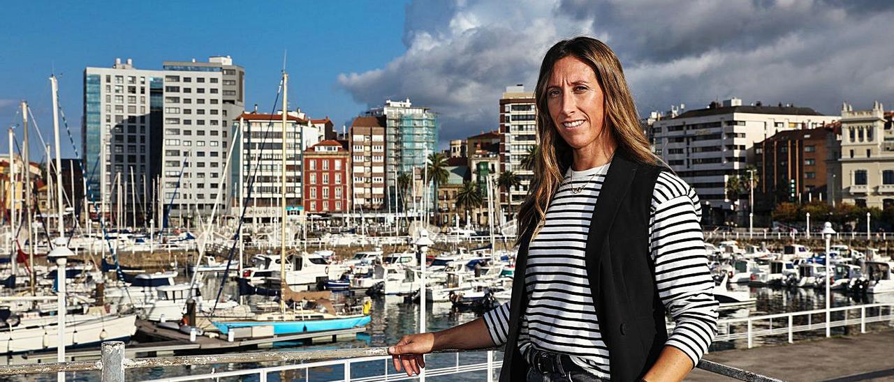 Ángela Pumariega, ayer, en el puerto deportivo de Gijón. | Juan Plaza