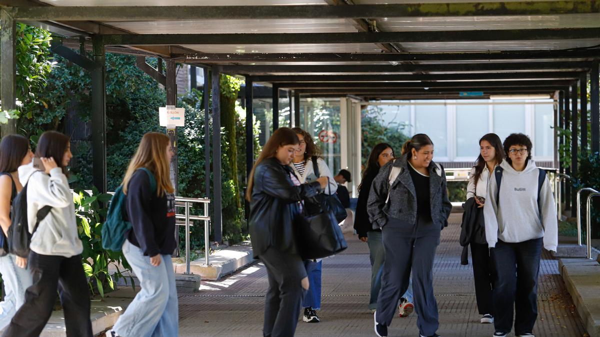 Estudiantes de la Facultad de Filología y Traducción de la Universidad de Vigo. Ambiente universitario tras el inicio de curso