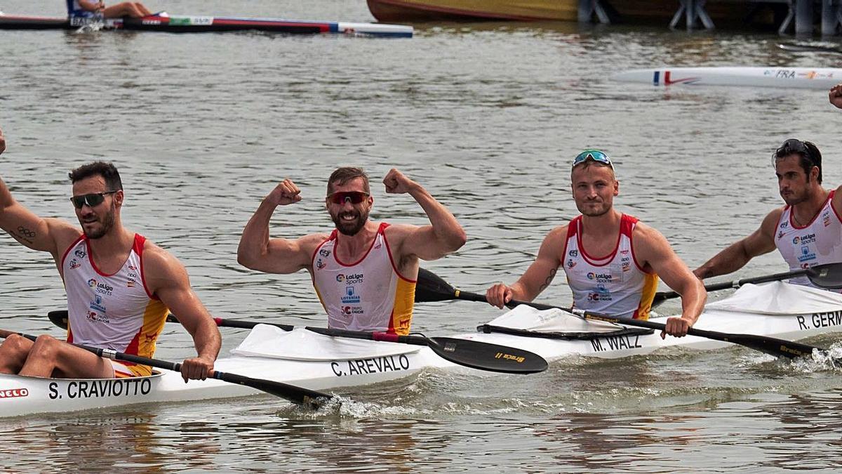 Saúl Craviotto, el coruñés Carlos Arévalo, Marcus Cooper y Rodrigo Germade celebran el subcampeonato del mundo en 2019. |  // EFE