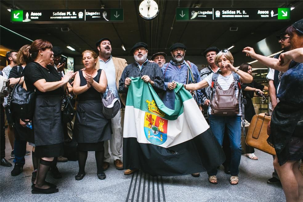 'Milana bonita' reivindica un tren digno para Extremadura en la estación de Atocha en Madrid