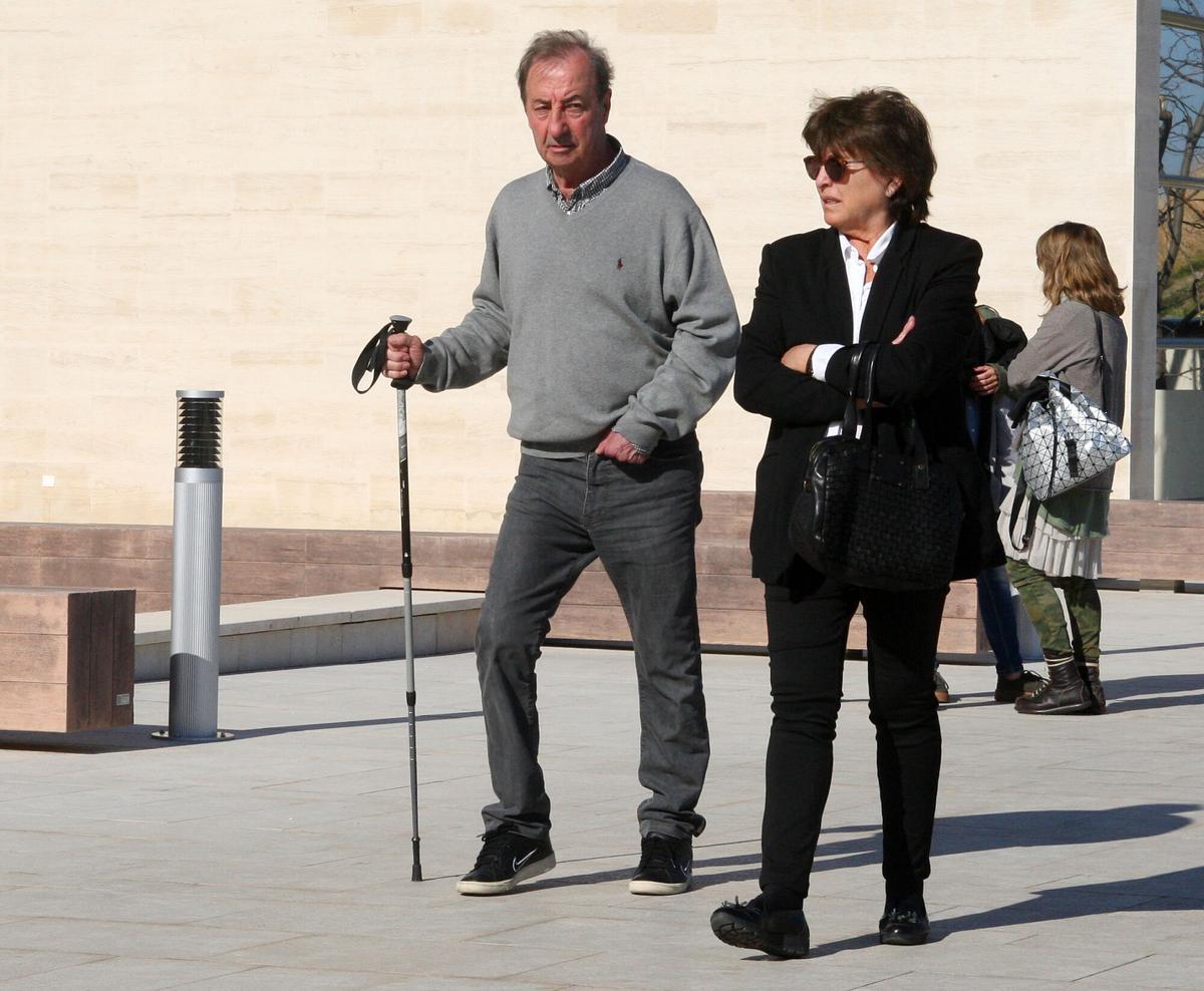 Costas, acompañado de su mujer, en el funeral de Jaume Llauradó.