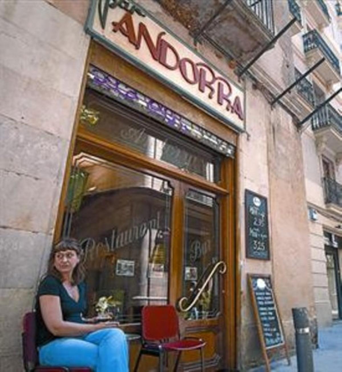 Entrada de l’Andorra, amb el rètol restaurat a sobre la porta. Entrada de l’Andorra, amb el rètol restaurat a sobre la porta.