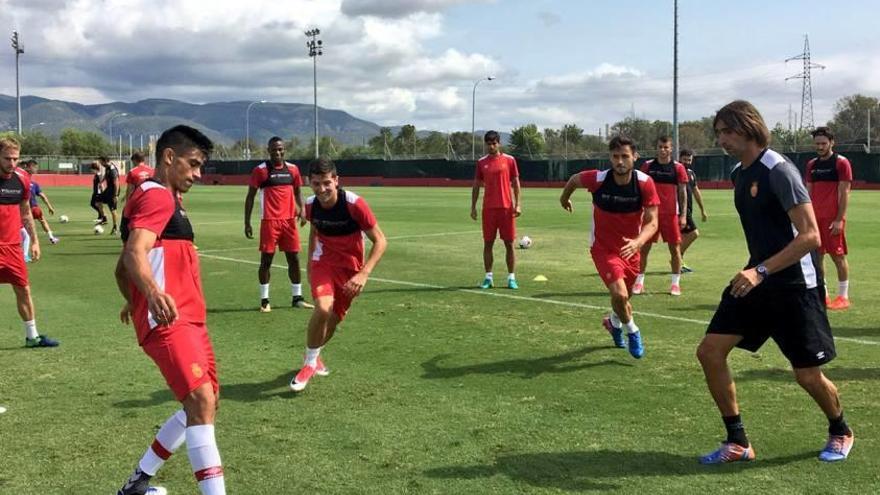 Los jugadores del Mallorca realizan un rondo durante un entrenamiento en Son Bibiloni.