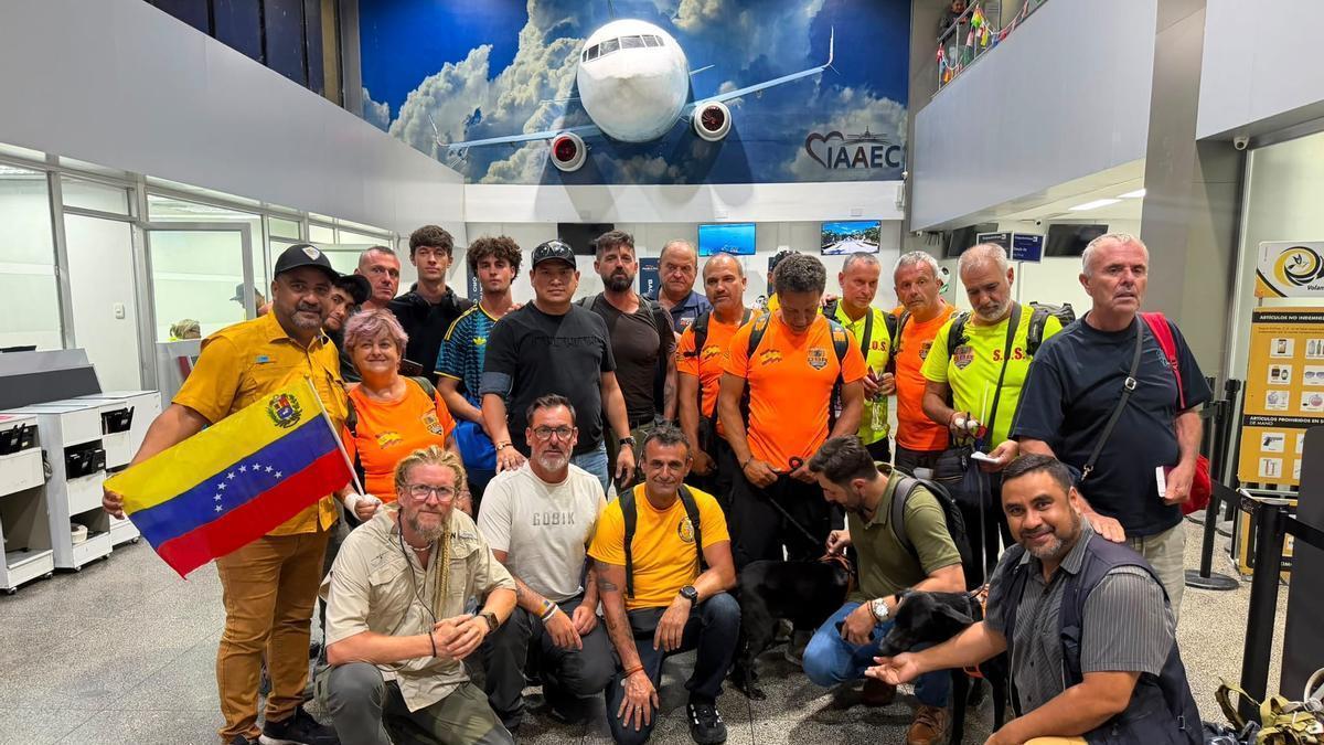 Jorge Nacher junto al Grupo Balear de Rescate en su vuelta a España.
