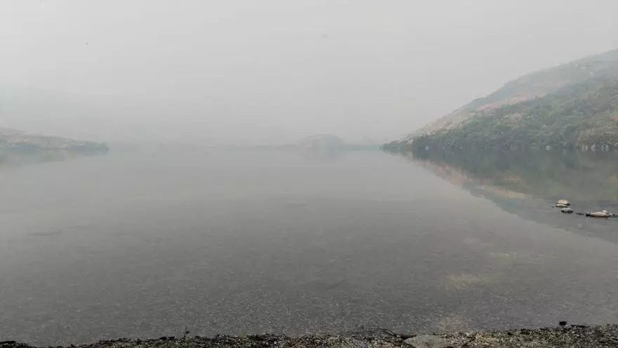 VÍDEO | El humo de los incendios "oculta" el lago de Sanabria