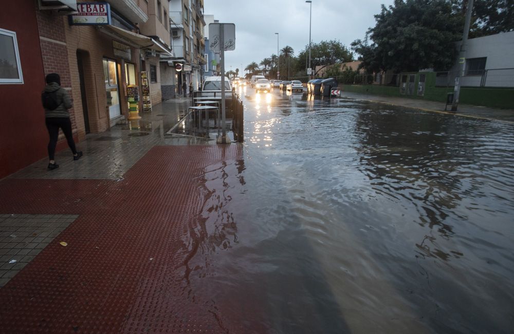 Calles inundadas junto al paseo marítimo del Port de Sagunt