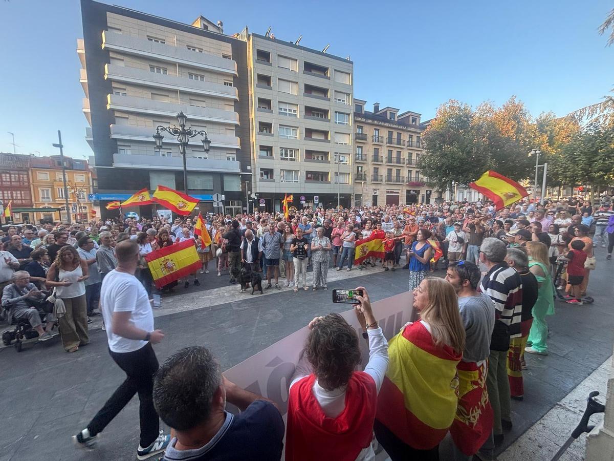Así fue la concentración de apoyo a Ceuta en Pola de Siero