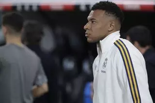 Tensión en el Bernabéu: Florentino discutiendo en la grada y Mbappé y Vinicius señalados