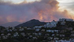 BENHAVÍS (MÁLAGA), 08/06/2022.- El incendio forestal declarado este miércoles en Pujerra (Málaga), en la zona de Sierra Bermeja, ha obligado a elevar de 1 a 2 la declaración del nivel del plan de emergencias y a movilizar a la Unidad Militar de Emergencias (UME). También se ha comunicado el desalojo de otras dos urbanizaciones además de la de Montemayor, en la localidad malagueña de Benahavís, que han tenido que abandonar sesenta personas, y se ha habilitado el polideportivo de esta población como albergue. EFE/Álvaro Cabrera