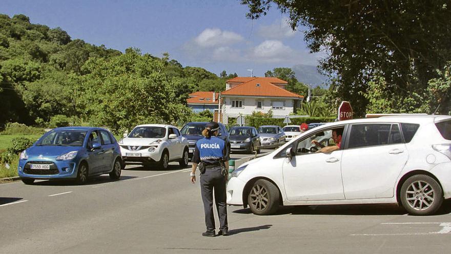 Una policía local dirige el tráfico ayer en la entrada de Niembro.