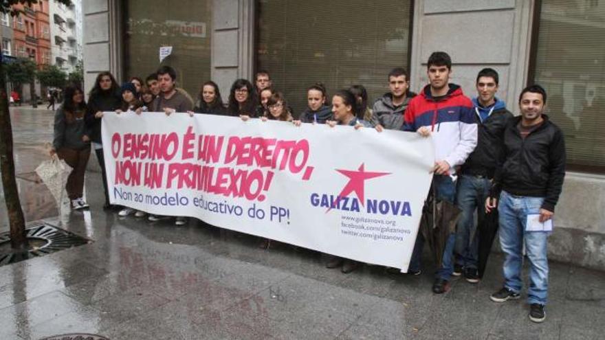 Estudiantes de varios institutos de la comarca protestaron en Vilagarcía, mientras que otros fueron a la manifestación de Santiago.// J. L. Oubiña