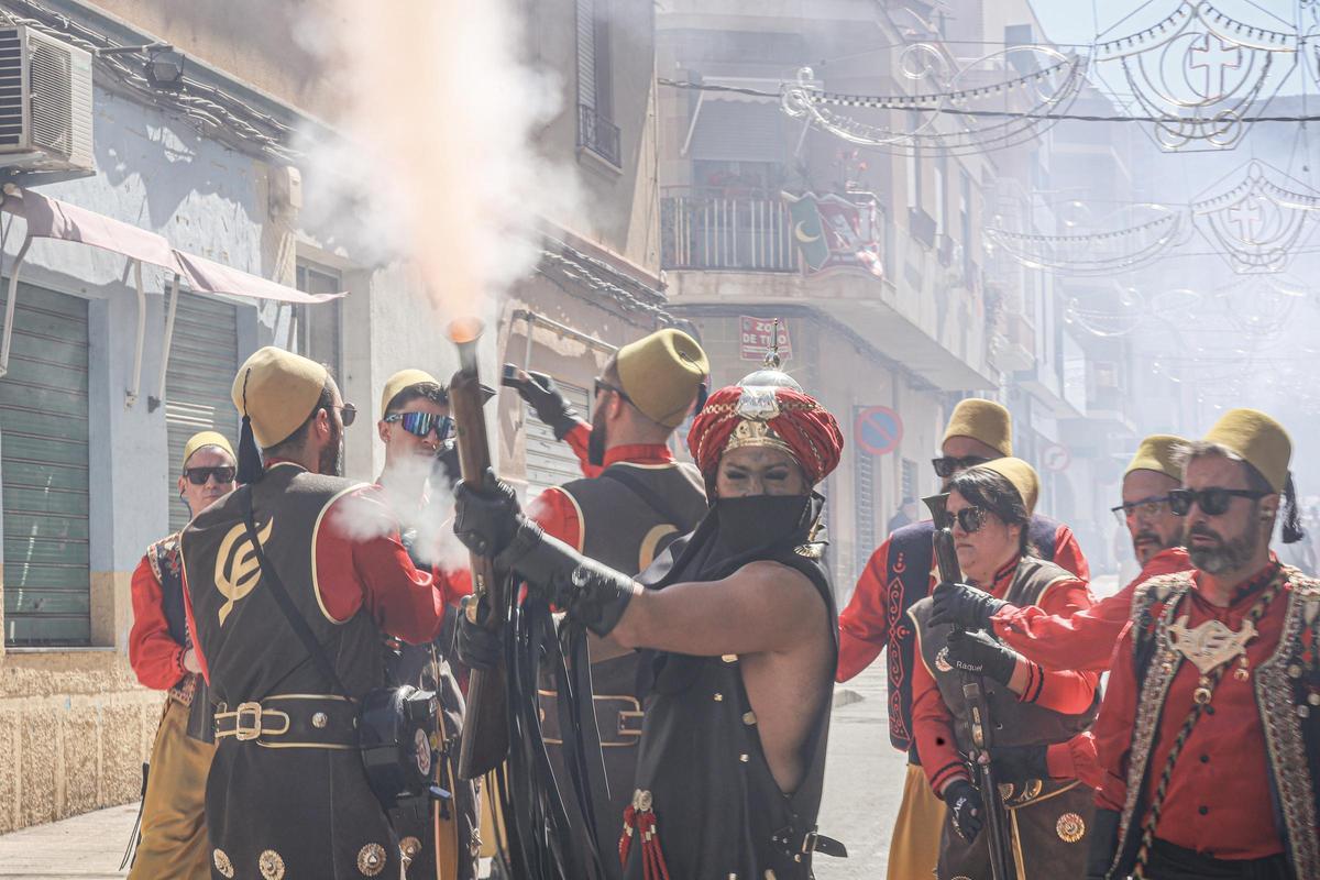 Todas las imágenes de la Guerrilla y Embajada de este lunes de los Moros y Cristianos de Petrer