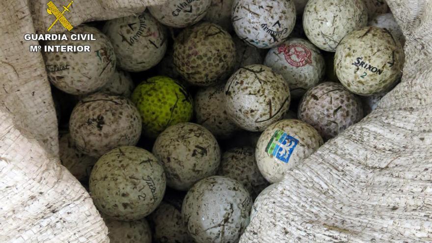 Uno de los sacos de pelotas de golf decomisados a los malagueños.