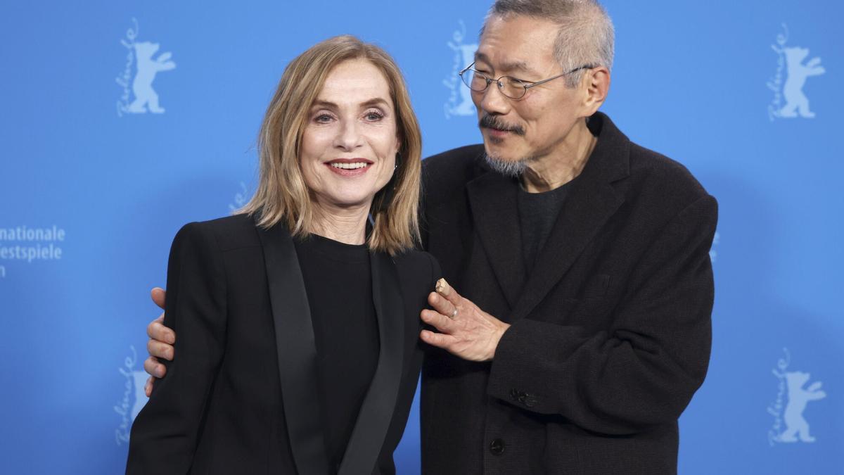 Isabelle Huppert y el director de cine coreano Hong Sang-soo, con quien ha rodado su tercera película juntos.