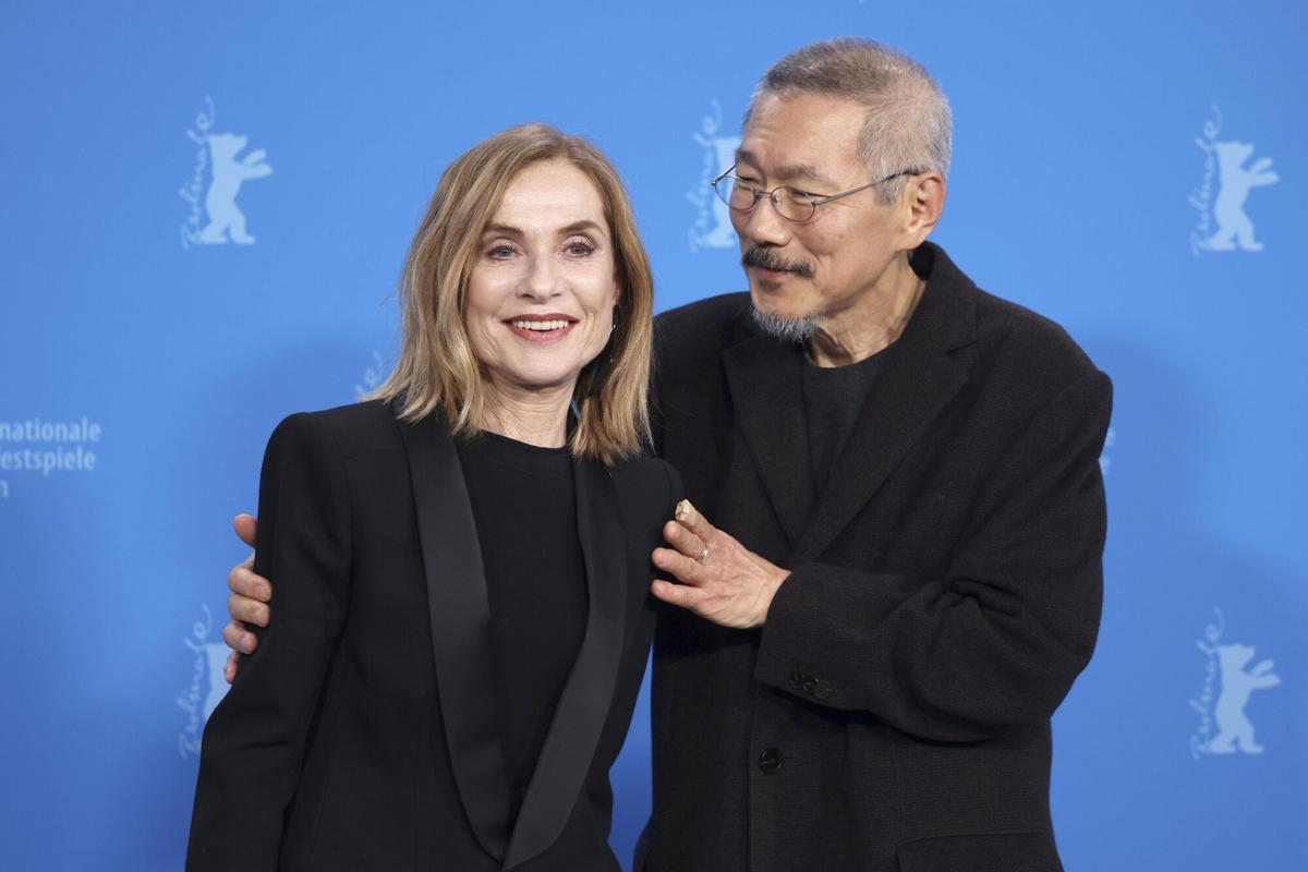 Isabelle Huppert y el director de cine coreano Hong Sang-soo, con quien ha rodado su tercera película juntos.