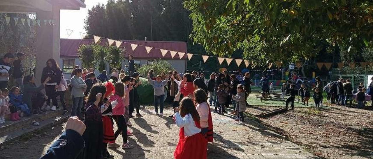 Un magosto con mucho ritmo en A Rúa. Los alumnos del colegio A Rúa, en Cangas, disfrutaron ayer, ayudados por los primeros rayos de sol después de muchos días, de un magosto en el que además de plantar un castaño, disfrutaron con pandereteiras y talleres tradicionales como el que ofreció, de baile gallego, nuestra querida Carmiña Pérez. Y como no, comieron castañas y dulces típicos. Gonzalo Núñez