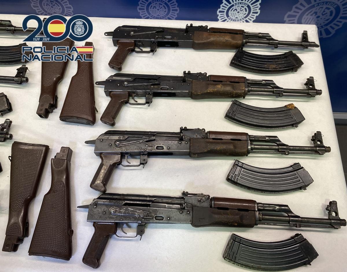 Las armas de guerra incautadas por la Policía de Alicante.