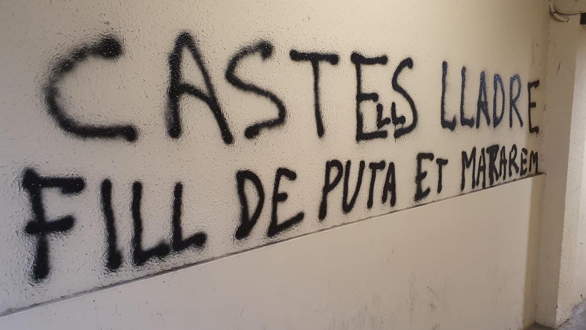 Pintadas con amenazas de muerte contra el alcalde de Igualada en el centro de la ciudad